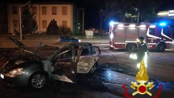 auto incendiata